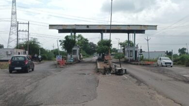 बड़वाह। एमपीआरडीसी की लापरवाही से महेश्वर रोड़ के गड्ढों से परेशान आम नागरिक... 12 IMG 20250824 WA0012