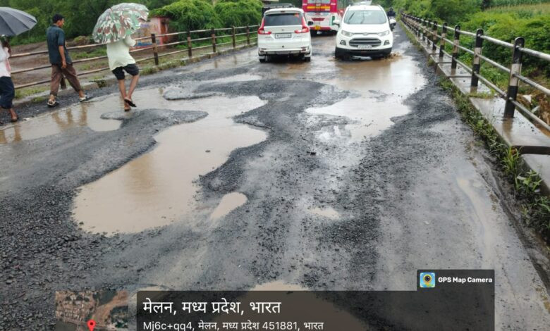 सेंधवा। बारिश में ‘जानलेवा’ बन रहा सेंधवा-खेतिया हाईवे, मरम्मत कार्य अब तक शुरू नहीं 1 IMG 20250824 WA0030