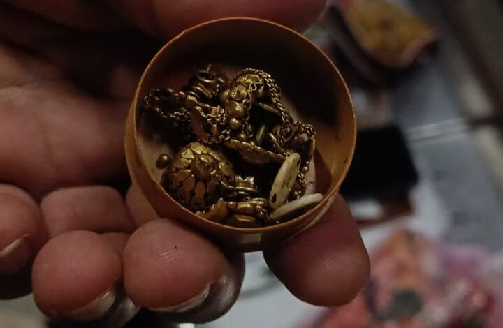 महिला यात्री का कीमती बैग रतलाम वाणिज्य कंट्रोल एवं ऑन-ड्यूटी चेकिंग स्टॉफ सौरभ झा की तत्परता से किया सुरक्षित 1 IMG 20250825 WA0008