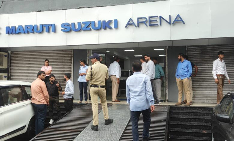 धार में बिना ट्रेड सर्टिफिकेट के वाहन बेच रहे रुक्मणी मोटर्स को किया सील दो को दिए नोटिस। 1 IMG 20250830 WA0126
