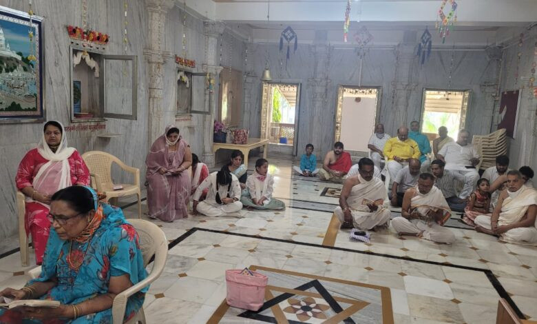 सेंधवा: पर्युषण पर्व की शुरुआत, जैन समाज ने भक्तांबर पाठ और पूजा-अर्चना की 1 WhatsApp Image 2025 08 20 at 15.47.14 1