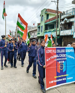 सेंधवा में महाविद्यालय के विद्यार्थियों ने निकाली हर घर तिरंगा-स्वच्छता रैली 2 col 13 1 scaled e1755076747982