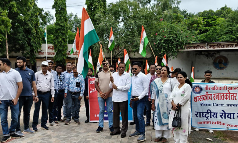 सेंधवा में महाविद्यालय के विद्यार्थियों ने निकाली हर घर तिरंगा-स्वच्छता रैली 1 col 13 scaled e1755076719523