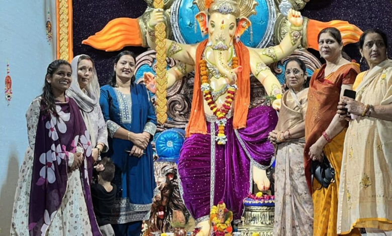सेंधवा में गणेशोत्सव की धूम, हस्तकला से सजा पंडाल बना आकर्षण का केंद्र 1 02 GAN 1 e1756813165528