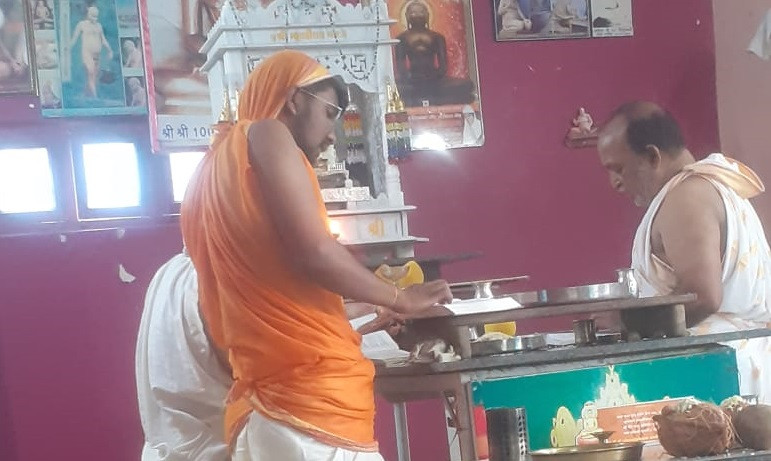 सेंधवा: धूमधाम से मनाया गया धूप दशमी का पर्व, 48 दीपकों से भक्तामर पाठ 1 02 JAIN