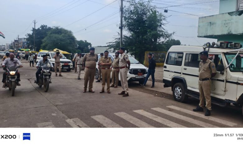 सेंधवा: गणेश उत्सव और ईद मिलादुन्नबी पर प्रशासन सतर्क, जुलूस मार्ग पर सुरक्षा व्यवस्था मजबूत, गणेश चतुर्थी और ईद मिलादुन्नबी जुलूस मार्ग का एसपी जगदीश डावर ने किया निरीक्षण 1 02 po