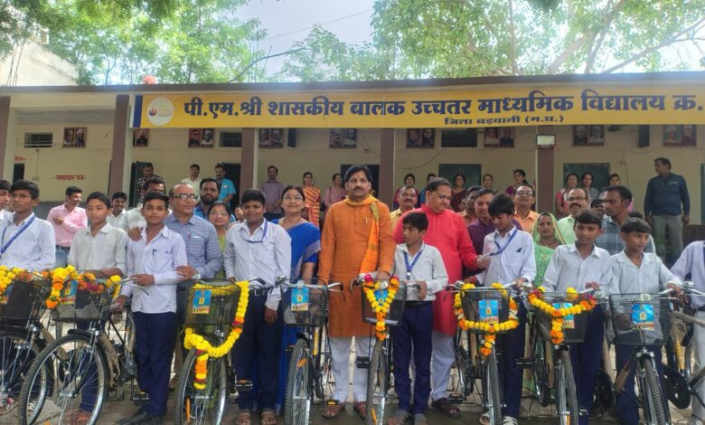 पीएमश्री संस्था में 53 विद्यार्थियों को किया गया निःशुल्क साईकिल वितरण 1 02 saikil