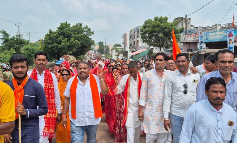 सेंधवा में भव्य चुनरी यात्रा का आर्य ने किया पुष्पवर्षा कर स्वागत 1 1decdf43 48e2 4136 b2d8 dcb2eb74cb77