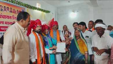 राष्ट्रीय अनुसूचित जनजाति आयोग के अध्यक्ष ने हितग्राहियों को वितरित किये वनाधिकार पत्र 15 22 patte