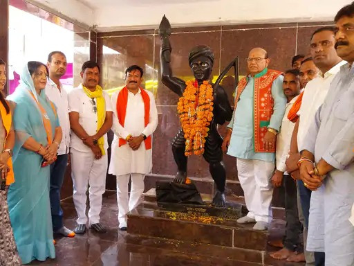 सेंधवा: चाचरिया में 194 लोगों को मिले वन अधिकार पत्र, नवनिर्मित 33/11 केवी उपकेंद्र का भी हुआ लोकार्पण 1 23 aa 1