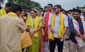 सेंधवा में 401 मीटर चुनरी यात्रा, 35 किमी पैदल चलकर श्रद्धालुओं ने माता को ओढ़ाई चुनरी 2 24 swa 2