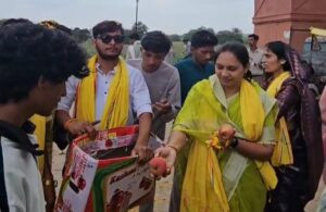 सेंधवा में माँ बड़ी बिजासन माता चुनरी यात्रा का विधायक मोंटू सोलंकी की टीम ने किया भव्य स्वागत 4 24 swa