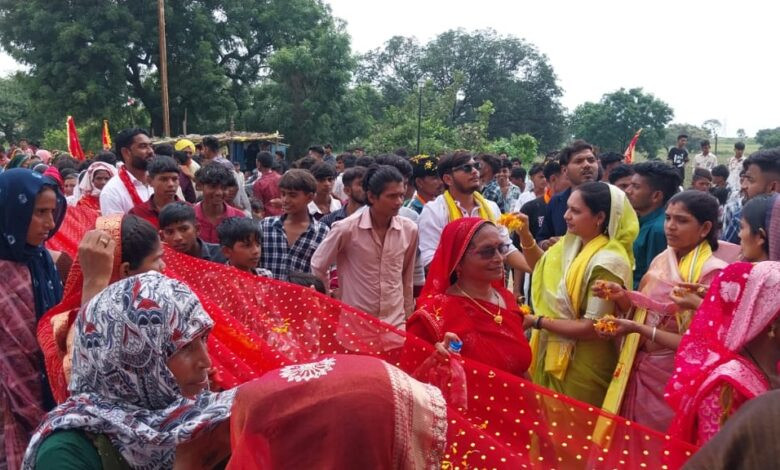 सेंधवा में 401 मीटर चुनरी यात्रा, 35 किमी पैदल चलकर श्रद्धालुओं ने माता को ओढ़ाई चुनरी 1 24 swa 8