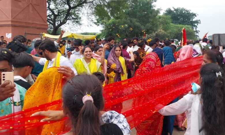 सेंधवा में माँ बड़ी बिजासन माता चुनरी यात्रा का विधायक मोंटू सोलंकी की टीम ने किया भव्य स्वागत 1 24 swa 9