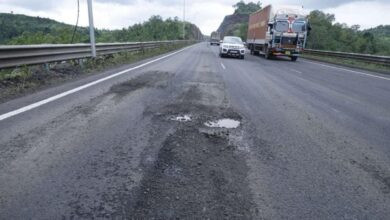 सेंधवा-खलघाट मार्ग पर 209 करोड़ की सड़क 6 माह में गड्ढों में तब्दील, दुर्घटनाओं में 450 मौतें, एनएचएआई चुप, सामाजिक कार्यकर्ता जैन ने पीएम को लिखा पत्र 1 30 sadak 1