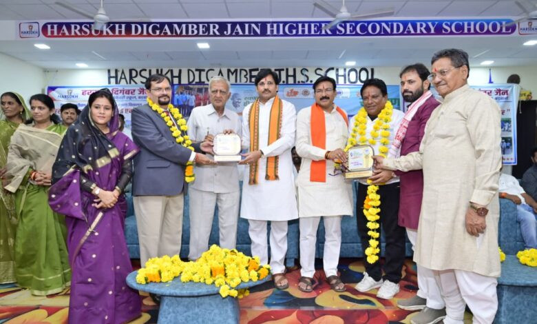 बड़वानी; नगर पालिका परिषद बड़वानी द्वारा किया गया सफाई मित्रों का सम्मान 1 4 1
