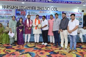 बड़वानी; नगर पालिका परिषद बड़वानी द्वारा किया गया सफाई मित्रों का सम्मान 2 5 1 1