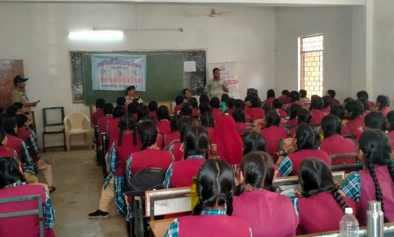 सेंधवा में सेवा जागरूकता पखवाड़े के तहत बच्चियों को सुरक्षा के प्रति किया जागरूक 1 5 1