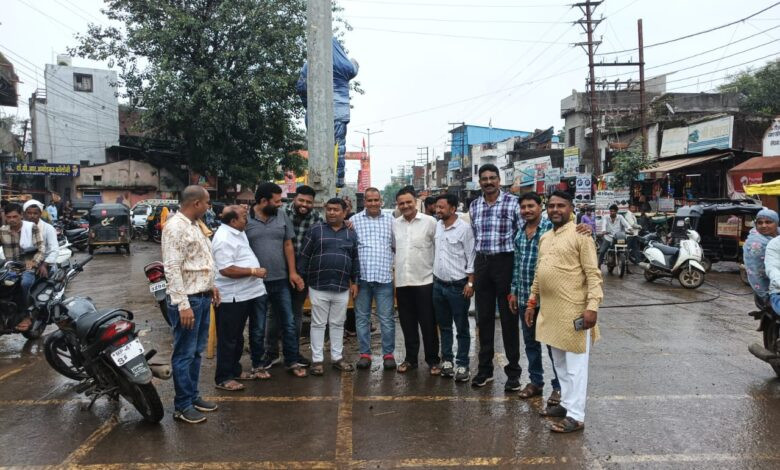 सेंधवा। नपा ने 12 मीटर लंबा हाई माक्स लगाकर चौराहे को किया रोशन 1 IMG 20250903 WA0138