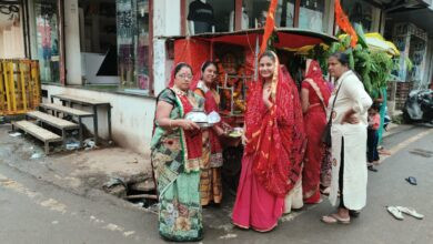 सेंधवा। महिलाओं ने डोल की पूजा अर्चना कर भगवान कृष्ण को झुला भी झुलाया 25 IMG 20250903 WA0149