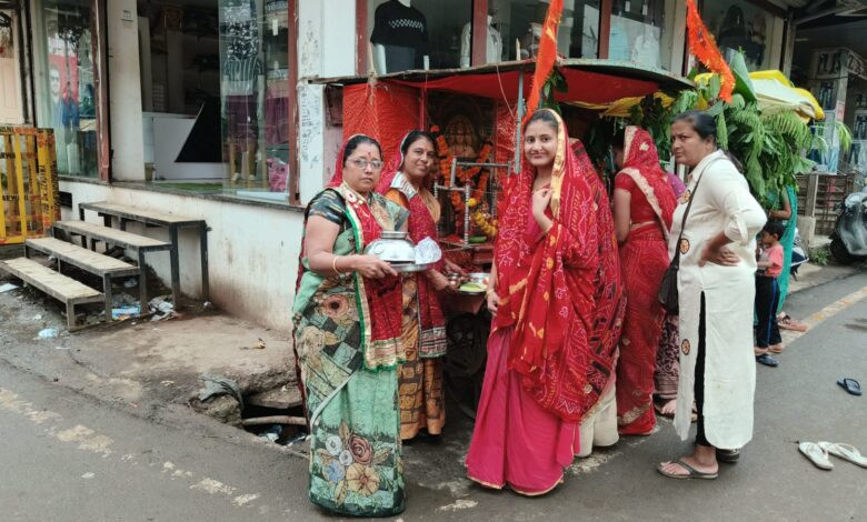 सेंधवा। महिलाओं ने डोल की पूजा अर्चना कर भगवान कृष्ण को झुला भी झुलाया 1 IMG 20250903 WA0149