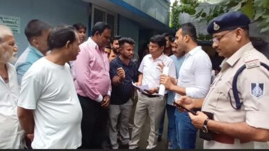 बड़वाह। महेश्वर रोड की समस्या को लेकर रहवासियों ने एसडीएम, बड़वाह थाना प्रभारी व सीएमओ को दिया ज्ञापन....5 दिन में रोड की मरम्मत नहीं हुई तो करेंगे चक्का जाम... 7 IMG 20250904 WA0005