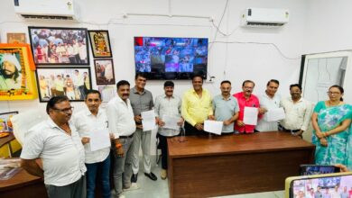 बड़वाह। नपा परिषद द्वारा आउट सोर्स टेंडर निरस्त करने का आश्वासन के बाद हड़ताल समाप्त कर कर्मचारी तुरंत काम पर लौटे...परिषद द्वारा स्वच्छता कर्मचारियों से 7 सूत्री मांगे रखी... 5 IMG 20250904 WA0016