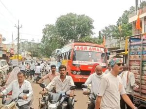 बड़वाह। बड़े बड़े गड्ढों की वजह से महेश्वर रोड़ के रहवासियों ने किया चक्काजाम...एसडीएम डोले मरम्मत नहीं करा सकते तो वसूली बंद करो... 2 IMG 20250908 WA0028