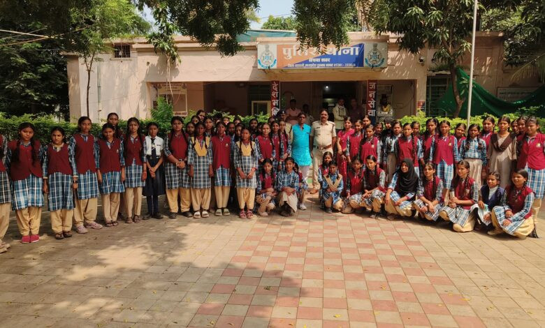 सेंधवा। सड़क सुरक्षा व सायबर क्राइम जागरूकता अभियान: छात्राओं को दिए गए अहम संदेश 1 IMG 20250915 WA0009