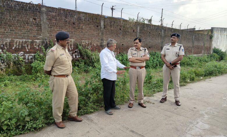 सेंधवा/ व्यापारी से लूटकांड: पुलिस कप्तान का मौका मुआयना 1 IMG 20250917 WA0185