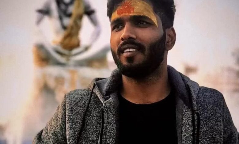 बड़वाह। गड्ढों की वजह से फिसली बाइक.....आयसर वाहन की चपेट में आने से हुई दो पहिया वाहन चालक की मौत.....आक्रोशित भीड़ ने किया चक्का जाम... 1 IMG 20250923 WA0014