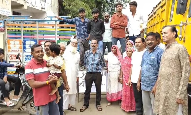 बड़वाह। बड़े बड़े गड्ढों की वजह से महेश्वर रोड़ के रहवासियों ने किया चक्काजाम...एसडीएम डोले मरम्मत नहीं करा सकते तो वसूली बंद करो... 1 IMG 20250908 22415503