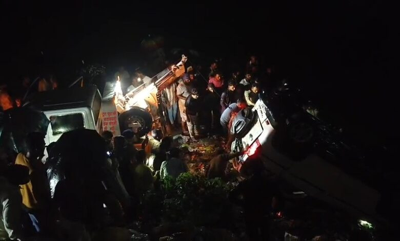 बड़वाह। सनावद के बांकुर नदी पुल से गिरी कार...वाहन सवार चार युवकों को निकाला सुरक्षित... 1 IMG 20250928 18023036