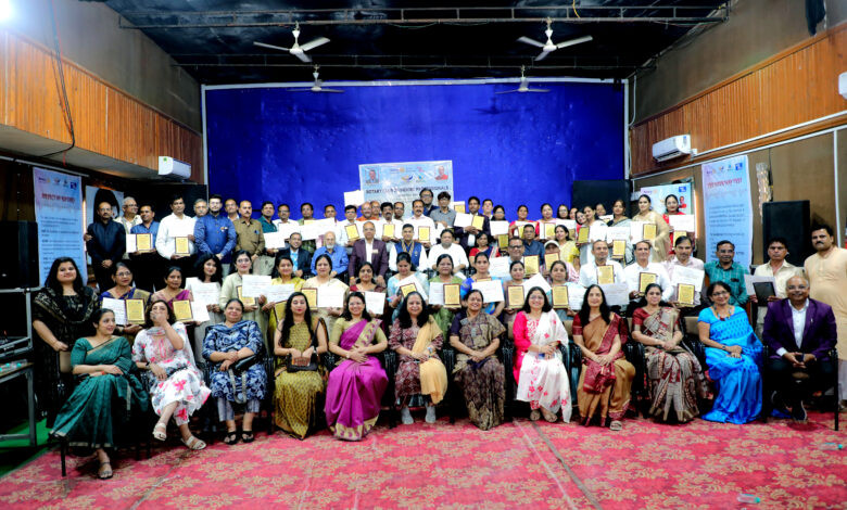 विभिन्न शासकीय विद्यालयों के 51 शिक्षकों को "नेशन बिल्डर अवार्ड” से सम्मानित किया गया। 1 JN8A9866 BBBB