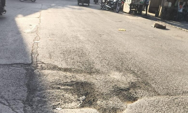 सेंधवा-खेतिया मार्ग की बदहाली पर तीसरी बार सीएम हेल्पलाइन में शिकायत, लोकपथ एप और अधूरी कार्यवाही 1 05 SADAK