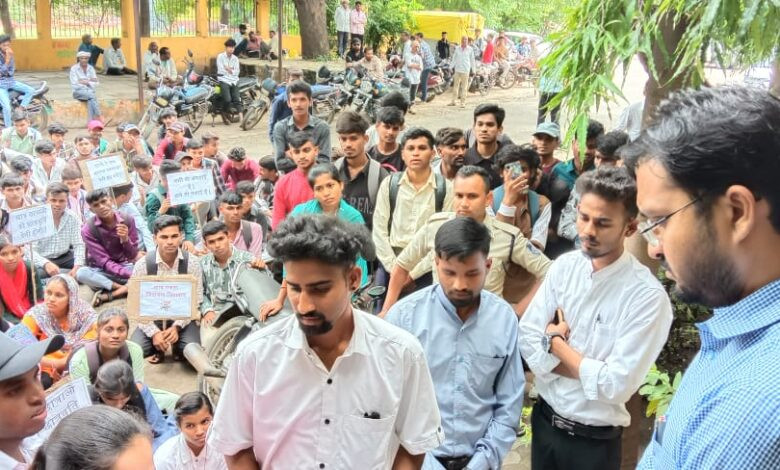 सेंधवा कॉलेज में जर्जर भवन से लेकर प्रोफेसरों की कमी तक, छात्रों ने उठाई आवाज 1 06 pg 1