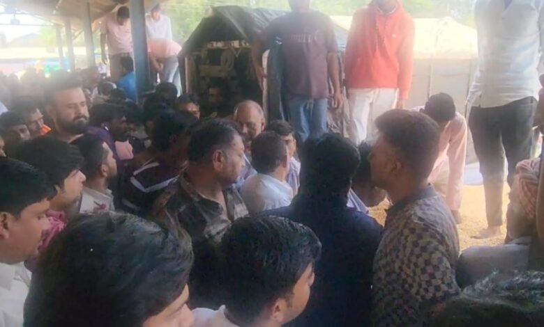 सेंधवा में मक्के के कम दाम को लेकर किसानों का चक्का जाम, पांच घंटे बाद खुला स्टेट हाईवे, शुरू हुई नीलामी 1 11 kisan