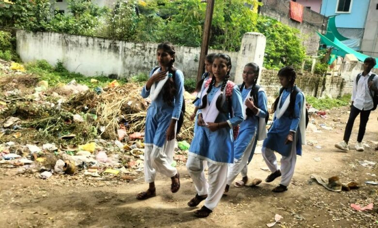 बलवाड़ी: स्कूल और अस्पताल पहुंच मार्ग पर गंदगी, प्रशासन की निष्क्रियता से ग्रामीण नाराज 1 12 blwd