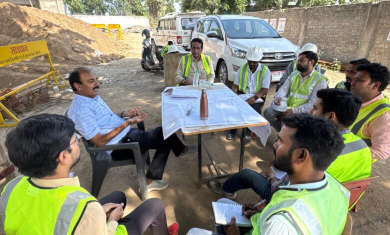 बड़वानी में मुख्य अभियंता और सहायक परियोजना अधिकारी विभिन्न कार्य स्थलों का निरीक्षण कर समय-सीमा में पूर्ण करने के निर्देश दिए 1 12 bwn nirikshan