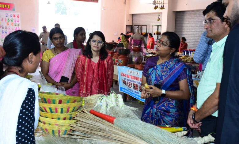 बड़वानी; नीति आयोग की केन्द्रीय प्रभारी ने किया विकासखण्ड पाटी का भ्रमण 1 13