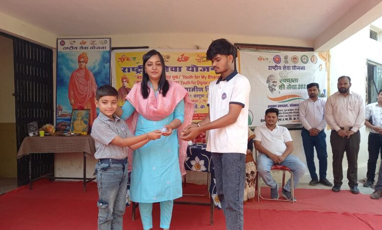 कलेक्टर ने राष्ट्रीय सेवा योजना स्वयं सेवकों को दिया जीवन में सफलता का मंत्र 1 13 coll