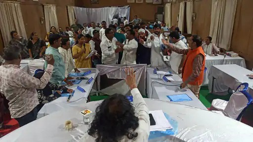 खंडवा। कांग्रेस पार्षदों का अनोखा प्रदर्शन, साधारण सम्मेलन में हंगामा, नर्मदा जल योजना, सफाई व्यवस्था और ठेकों में गड़बड़ी पर सत्ता पक्ष को घेरा 1 15 kdw hangama