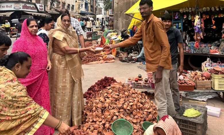 दीपावली पर स्वदेशी को बढ़ावा: नपा अध्यक्ष ने की छोटे व्यापारियों से खरीदारी की पहल, दी स्वदेशी खरीदारी की अपील, कहा—“दीया कुम्हार का जले, तभी सच्ची दीपावली” 1 16 napa