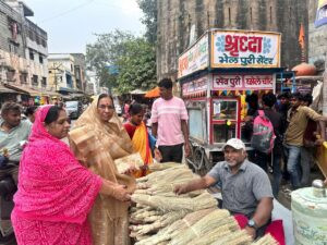 दीपावली पर स्वदेशी को बढ़ावा: नपा अध्यक्ष ने की छोटे व्यापारियों से खरीदारी की पहल, दी स्वदेशी खरीदारी की अपील, कहा—“दीया कुम्हार का जले, तभी सच्ची दीपावली” 2 16 napa1