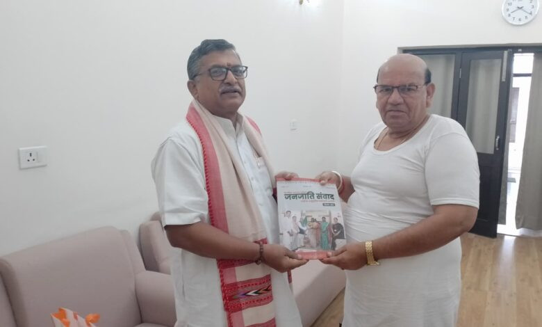 विहिप संगठन मंत्री परांडे ने अजजा अध्यक्ष से मुलाकात कर आमंत्रण पत्र सौंपा 1 17 aa