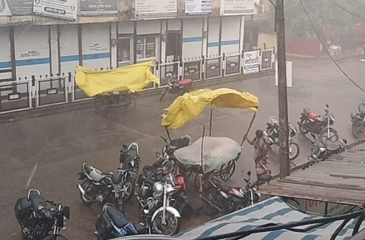 सेंधवा में तेज हवा और बारिश से त्योहारी बाजार प्रभावित, 35 मिनट की मूसलाधार बारिश ने व्यापारी वर्ग को किया परेशान 1 17 barish1