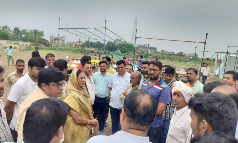 सेंधवा: तूफान और बारिश से फटाखा व्यापारियों को नुकसान, नपा अध्यक्ष ने पहुंचकर दी सांत्वना 1 18 napa