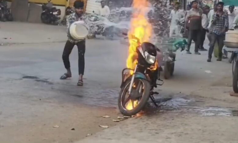 बड़वानी में महालक्ष्मी गेस्ट हाउस के सामने खड़ी बाइक में लगी आग, स्थानीय लोगों ने बुझाई लपटें 1 19 ba