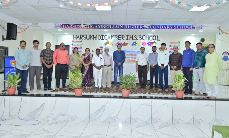 बड़वानी। साहित्य परिषद की काव्य गोष्ठी संपन्न; “बिछते हरसिंगार हैं, सुरभित शरद प्रवीण ।शीत किवरिया खुल रही, पावस होती क्षीण 1 19 kavi