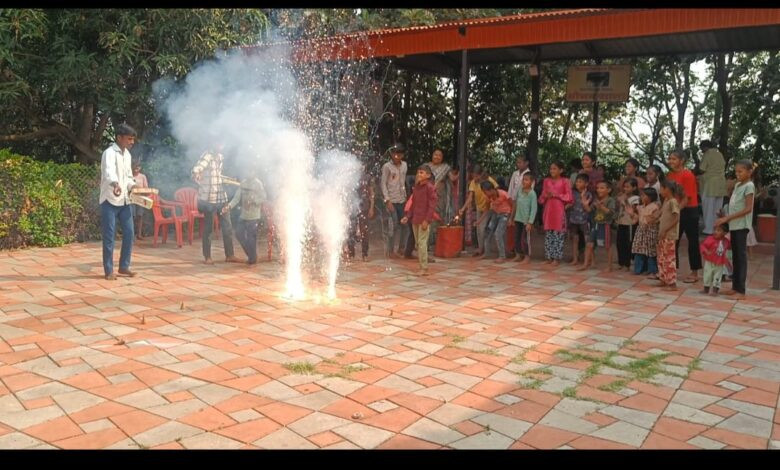 सेंधवा के पास शिवधाम में दीपावली का उल्लास, अग्रवाल समाज अध्यक्ष ने बांटी मिठाई और छोड़े फटाखे 1 19 sa